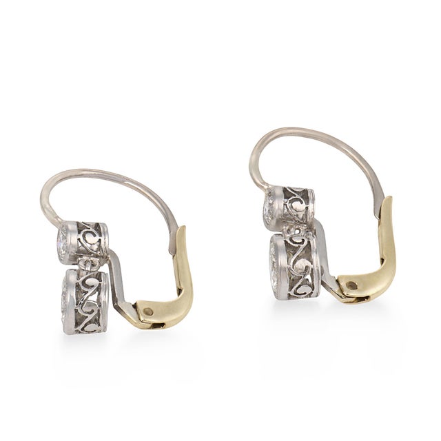 Traditional 1910s Pair of Edwardian Style Diamond 18k Yellow Gold Drop Earrings For Sale - Image 3 of 5