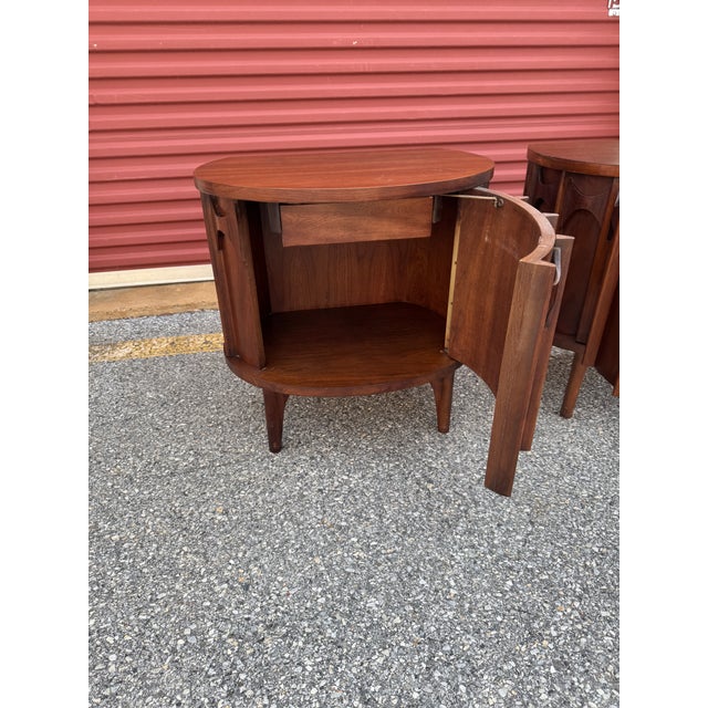 Mid 20th Century Kent-Coffey Perspecta Walnut Nightstands With Sculpted Arched Fronts, Attributed For Sale In Philadelphia - Image 6 of 11
