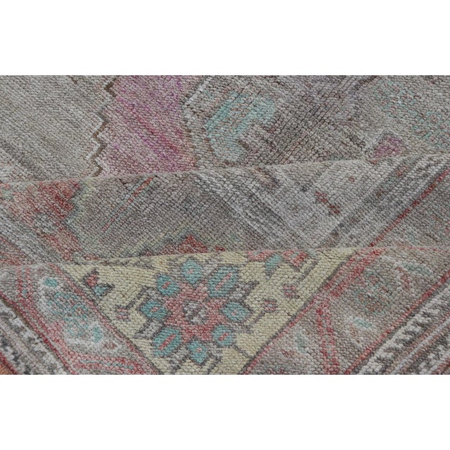 Mid 20th Century Vintage Turkish Oushak Rug With Layered Medallion Design in Light Pink and Cream For Sale - Image 4 of 13
