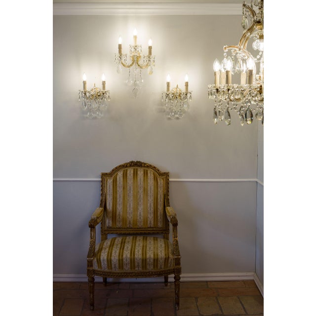 Composizione con due applique a due luci e una applique a tre luci. Le lampade sono state realizzate in cristallo in stile...