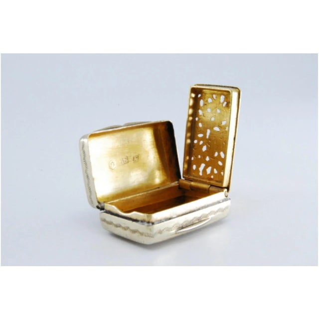 George IV Silver and Gold Vinaigrette Box with Lid Engraving For Sale - Image 6 of 11
