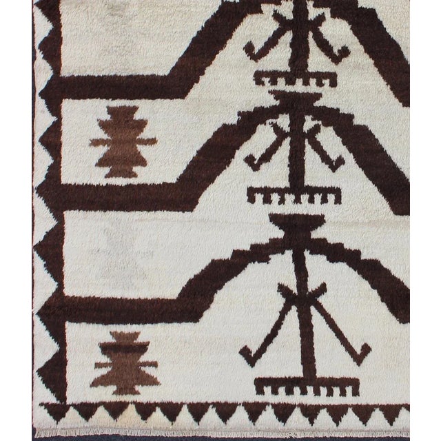 Mid 20th Century Turkish Tulu Rug With Mid-Century Modern Design in Brown, Off-White and Blue For Sale In Atlanta - Image 6 of 13