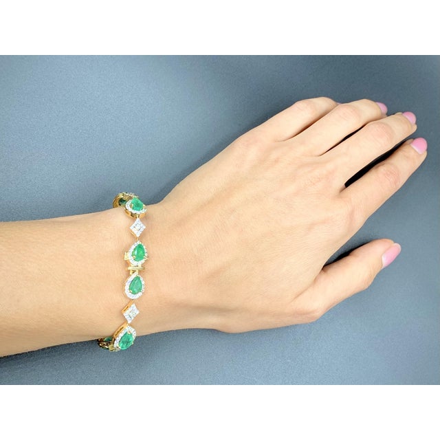 Early 20th Century Natural Emerald and Diamond Bracelet in 18k Yellow Gold For Sale In New York - Image 6 of 7