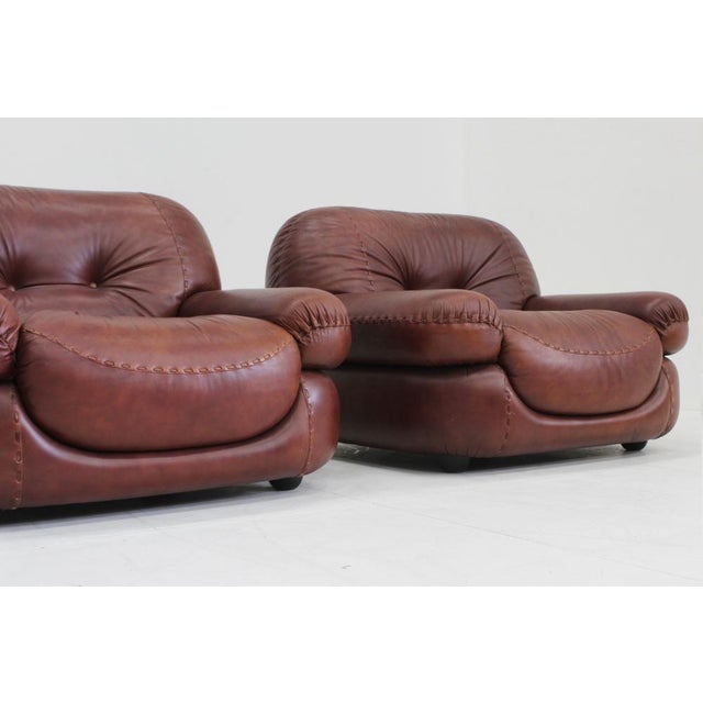 Set Vintage Italian Burgundy Lounge Chairs by Sapporo for Mobil Girgi, 1970s, Set of 2 For Sale - Image 3 of 11