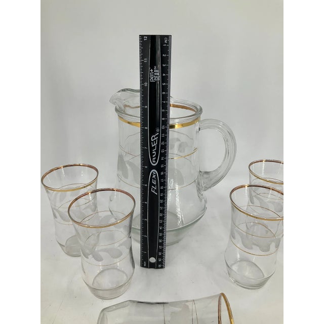 Mid-Century Libbey Glass Co. Pitcher and 5 Glass Set with Gold Trim Frosted Wave Design For Sale - Image 9 of 10