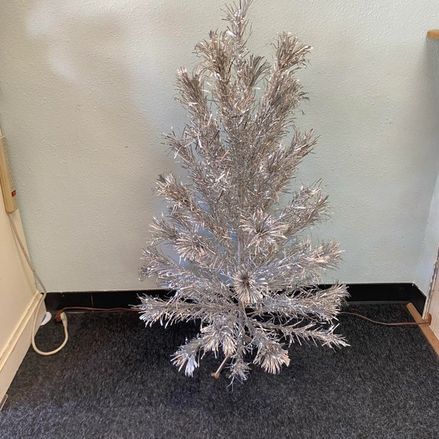 1950s Vintage Mid Century Modern 4 Foot Tinsel Christmas Tree For Sale - Image 5 of 10
