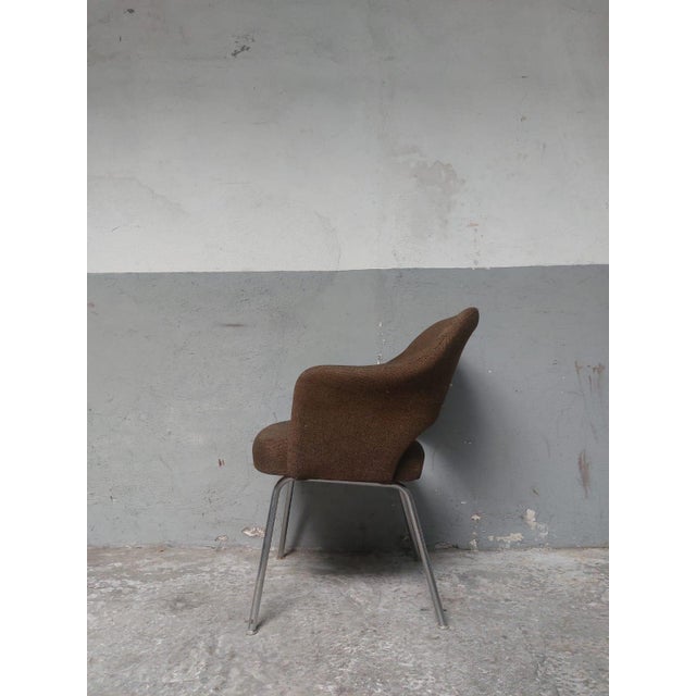 The brown chair is has a woolen fabric. The fabric is in good condition but it smells musty. Small signs of use on the...