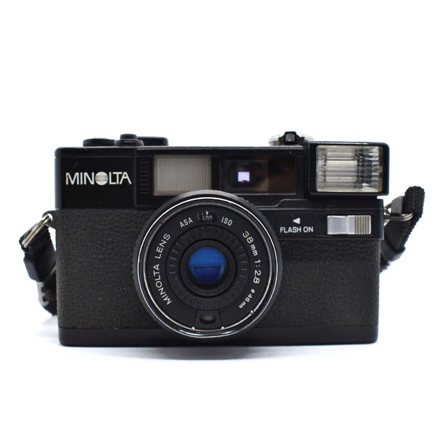 Add a touch of 1980s Japanese technical sophistication to your collection with this Minolta Hi-Matic S2 film camera. A...