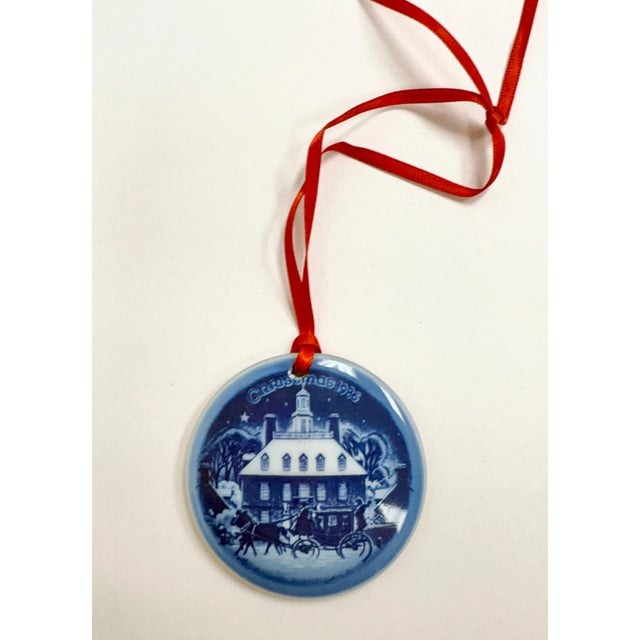 Traditional Vintage Bing & Grøndahl Ornament "Christmas Eve in Williamsburg" 1986 First Edition – "Christmas in America" Series, Blue White Porcelain For Sale - Image 3 of 8