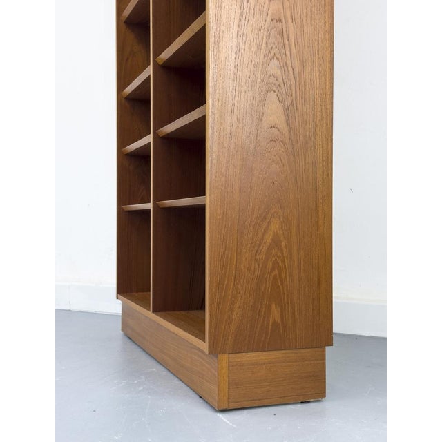 Large Vintage Teak Bookcase by Carlo Jensen for Hundevad & Co., 1960s For Sale - Image 12 of 18