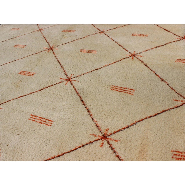 Ivory Background Vintage Large Moroccan Rug With Orange/Brown Diamond Pattern 9′ × 12′ For Sale In Atlanta - Image 6 of 10