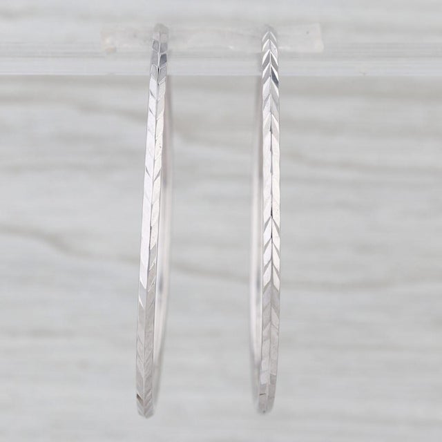 Metal: 14k White Gold Weight: 6.4 Grams Stamps: 14k Closure: Tube Clasp Measurements: 47.2 x 2 mm