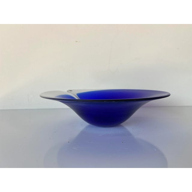 Mats Jonasson Sweden Art Glass Blue Magic Bowl, Signed For Sale - Image 10 of 12