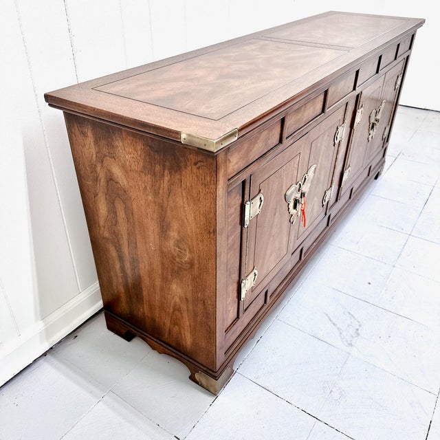 1960s Vintage Henredon Hollywood Regency Sideboard Credenza Brass Butterfly Hardware, Attributed For Sale - Image 5 of 16