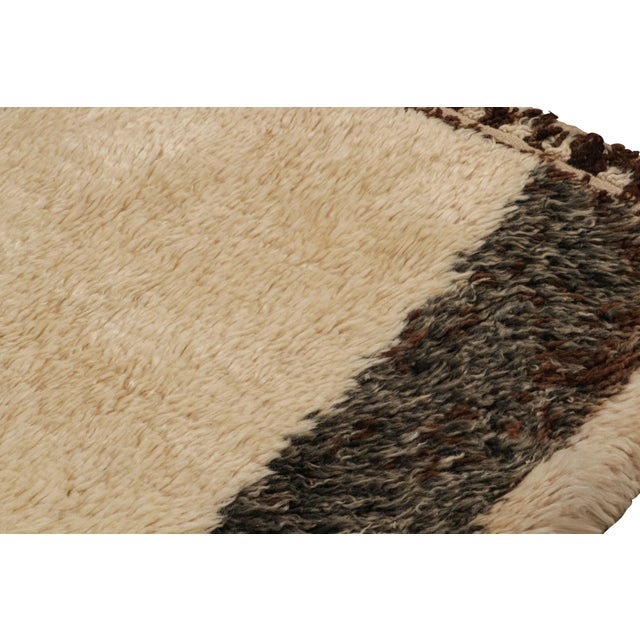 Vintage Mid-Century Geometric Beige-Brown Moroccan Wool Rug For Sale In New York - Image 6 of 7