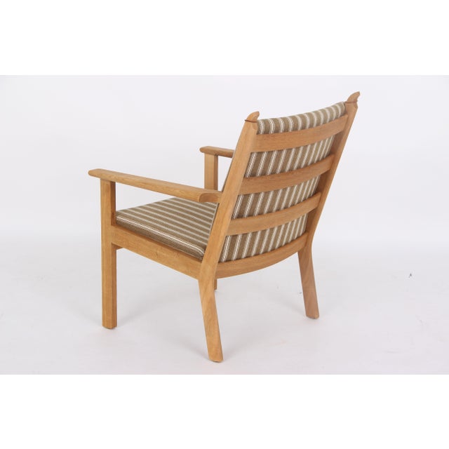 Wood GE284 Armchair in Soaped Oak and Savak Wool by Hans J. Wegner for Getama, 1980s For Sale - Image 7 of 10