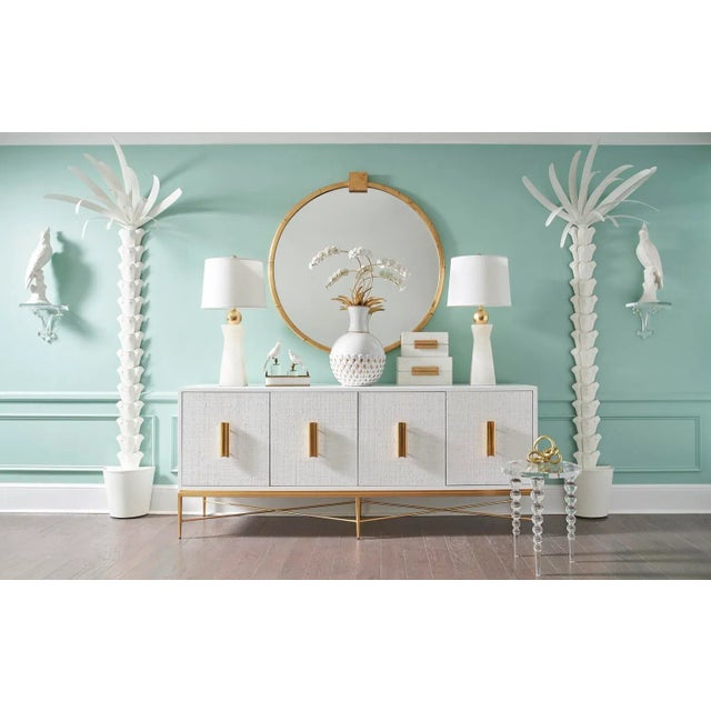 Classical shaped with a rounded shelf and fleur de lis base, Regency is a clear acrylic wall bracket ideal for displaying...