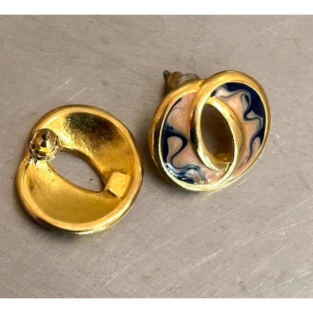 1980s-90s gold-tone blue swirl "o" stud earrings. Excellent condition.