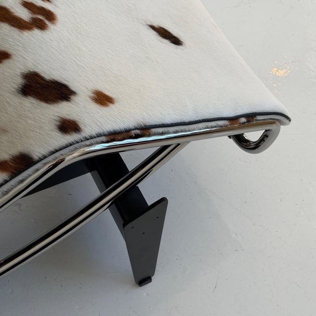 White Lc4 Cowhide Chaise by Le Corbusier, Pierre Jeanneret, and Charlotte Perriand for Cassina For Sale - Image 8 of 10