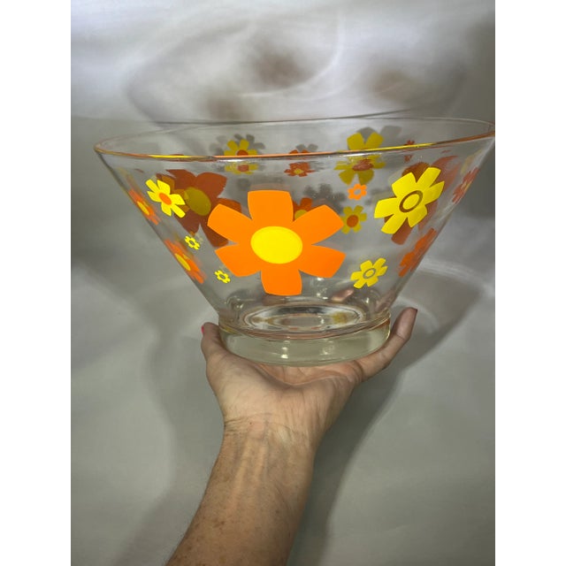 1960s Mid-Century Modern Atomic Retro Mod Boho Chic Orange & Yellow Daisy Glass Serving Bowl For Sale - Image 10 of 11