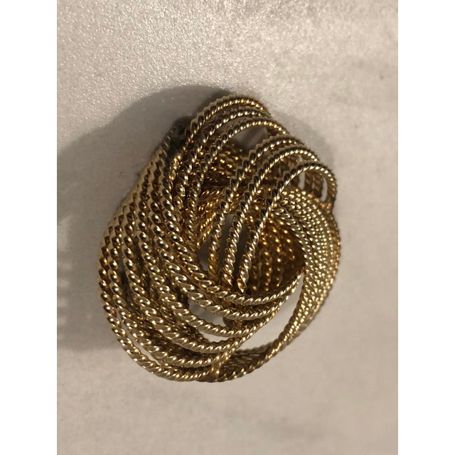 Mid-Century Modern 1940s Winard 12k Gold Filled Rope Swirl Brooch Pin For Sale - Image 3 of 13