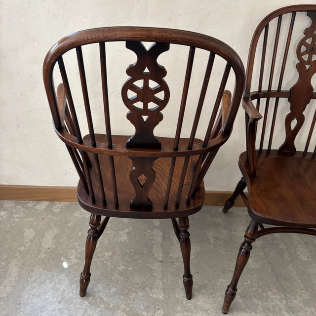 Windsor Armchairs in Elm, Set of 2, in Very Good conditions. Designed before 1890