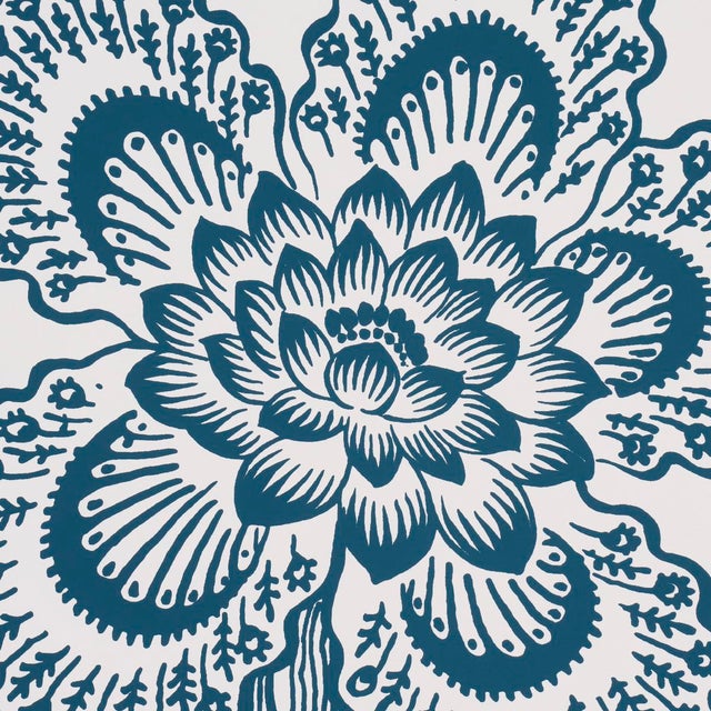 Contemporary SAMPLE - Schumacher x Celerie Kemble Hothouse Flowers Silhouette Wallpaper In Peacock On White For Sale - Image 3 of 4