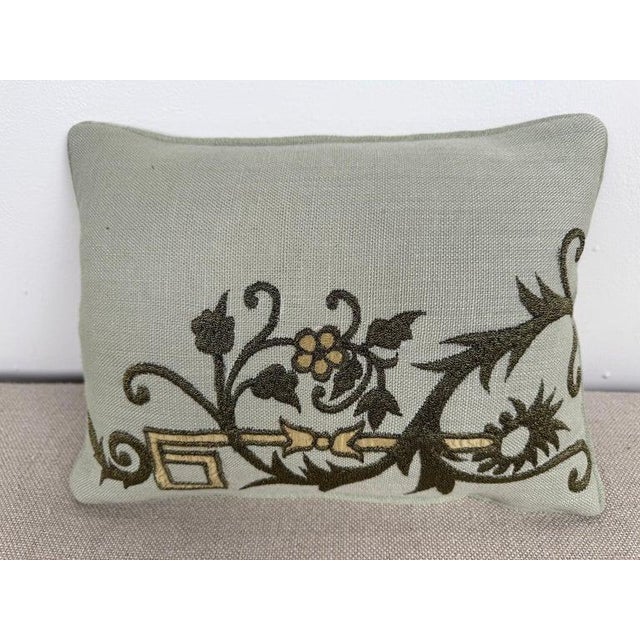 Baroque Pair of Linen Embroidered Pillows For Sale - Image 3 of 9