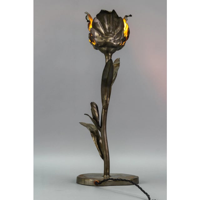 1970s Mid-Century Modern Flower Table Lamp in Metal For Sale - Image 5 of 18