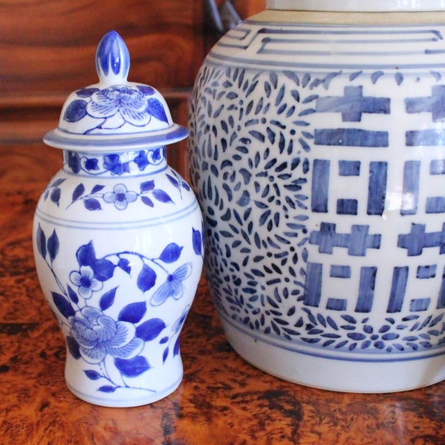 Group of Chinese Blue and White Porcelain Ginger Jars and Vase- 4 Pieces For Sale - Image 9 of 13