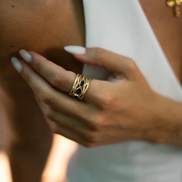 Emerald & Diamond Regal Adjustable Gold Ring, Size 8 For Sale In Miami - Image 6 of 9