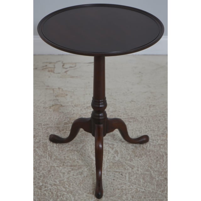 Queen Anne 1980s Pair Kittinger Wa-1010 Colonial Williamsburg Pedestal Tables For Sale - Image 3 of 14