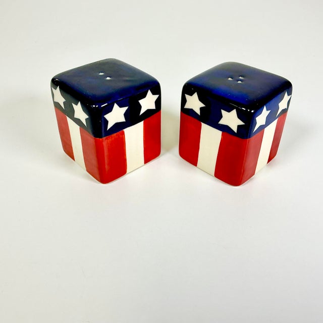 1980s Vintage American Boho Chic Arts & Crafts Flag Themed Holiday Salt & Pepper Shakers - A Pair - 4th of July For Sale - Image 4 of 11