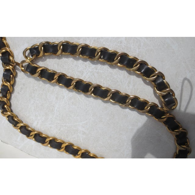Chanel Chanel Leather and Chain Belt Circa 1993 For Sale - Image 4 of 10