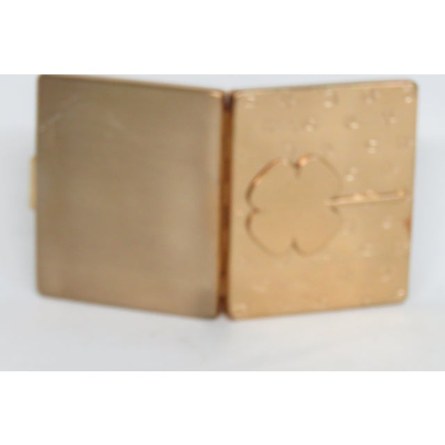 Metal Flato Gold Tone Lucky Clover Pattern Compact VTG Mirrored Powder Case 4762b For Sale - Image 7 of 17