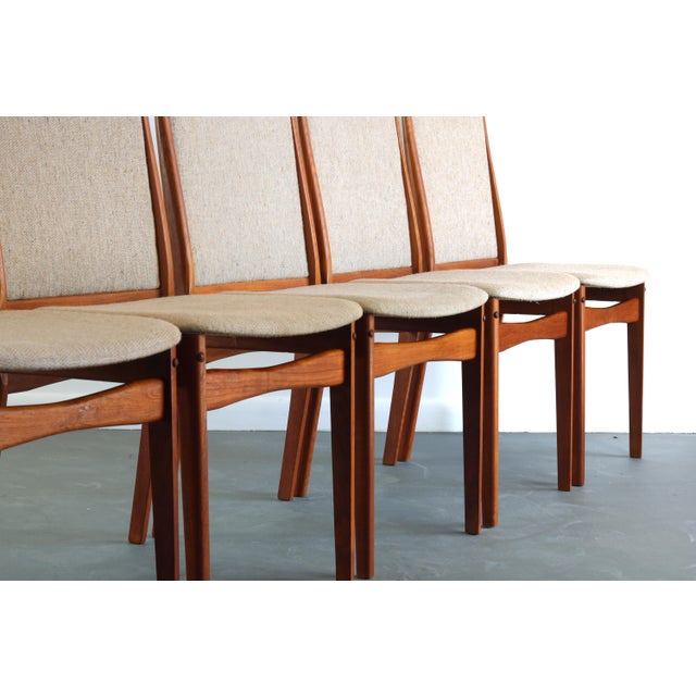 DUX Set of 6 Danish Modern Dining Chairs in Teak in Original Oatmeal Fabric, Denmark For Sale - Image 4 of 13