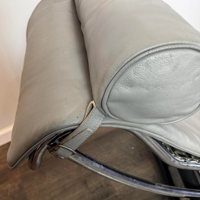 Cassina 70's Vintage Lc4 Chaise Longue by Le Corbusier and Pierre Jeanneret for Cassina For Sale - Image 4 of 6