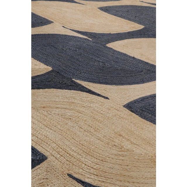 Contemporary Interlocking Wave Grid Rug in Navy & Beige by Rug & Kilim, India For Sale In New York - Image 6 of 10