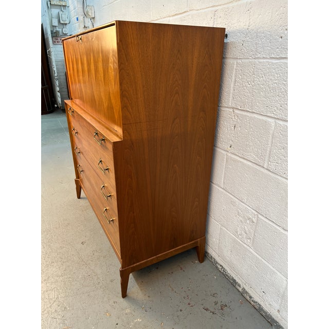 1960s Mid-Century Modern Highboy Dresser by Red Lion Table Co Inc. For Sale In New York - Image 6 of 18