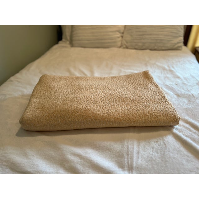 Bring timeless European craftsmanship and understated elegance to your bedroom with this beautiful Colchas Domingos...