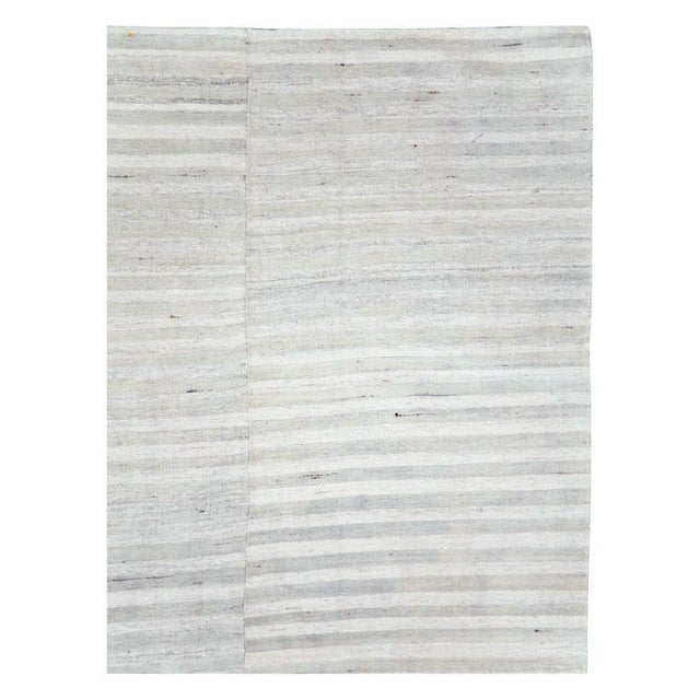 Galerie Shabab Collection Mid-20th Century Handmade Turkish Flatweave Kilim Room Size Carpet in Grey For Sale - Image 4 of 10