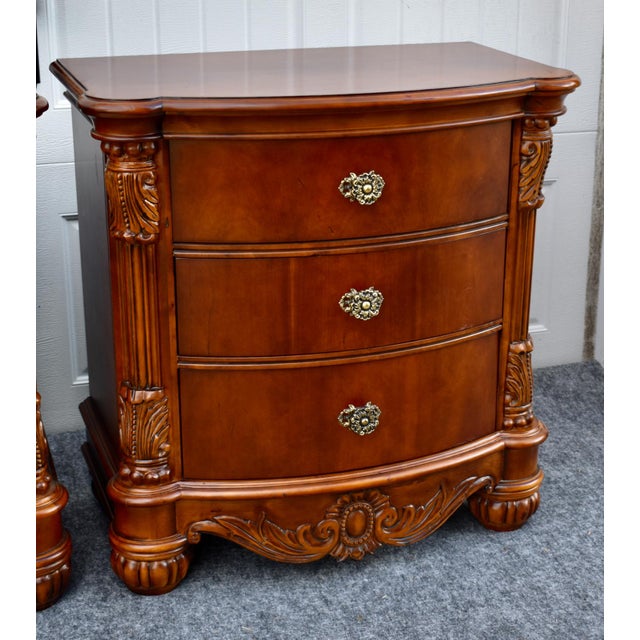 Traditional Vintage Pulaski Mahogany Nightstands Edwardian Collect 3-Drawer Bachelors Pair For Sale - Image 3 of 17