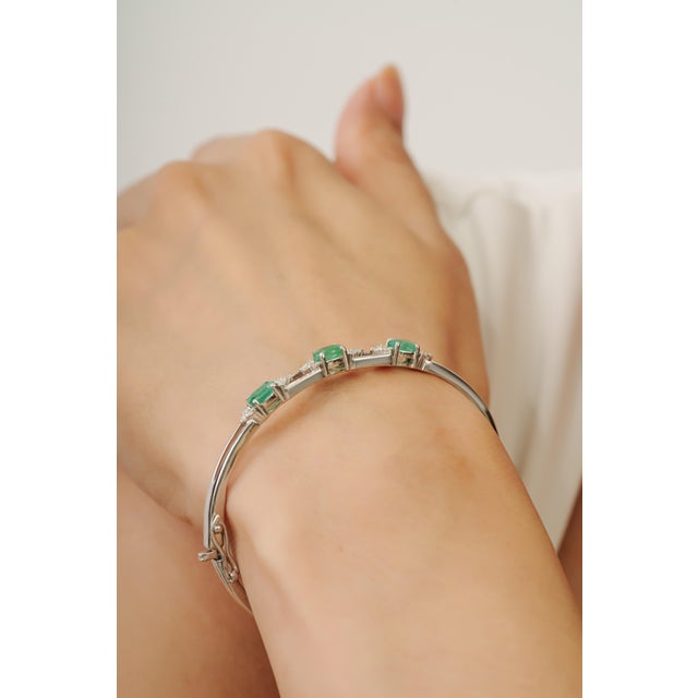 Emerald Art Deco Style 1.67 Ct Oval Natural Emerald & Diamond Hinged Bangle Bracelet - New Year Gift For Sale - Image 8 of 12