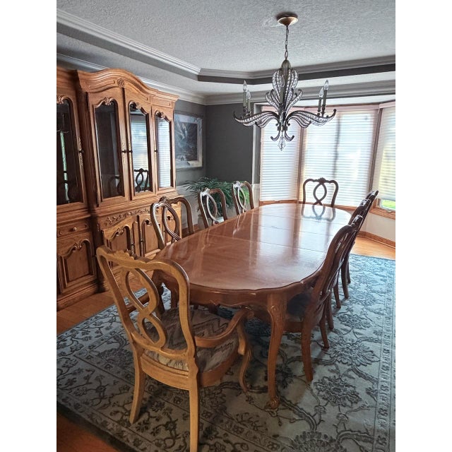 French Provincial Vintage 1987 Hickory Manufacturing Co. Display Cabinet For Sale - Image 3 of 10