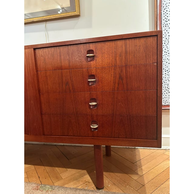 Chestnut Danish Modern Teak Credenza Sideboard Buffet c.1958 For Sale - Image 8 of 17