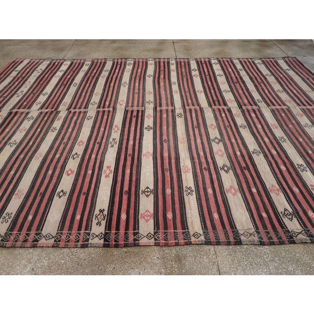 Galerie Shabab Collection Mid-20th Century Handmade Turkish Flatweave Kilim Room Size Carpet For Sale - Image 4 of 8