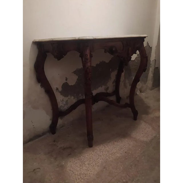 Console in carved walnut and processed with nineteenth -century motifs, made of solid walnut with original marble top in...