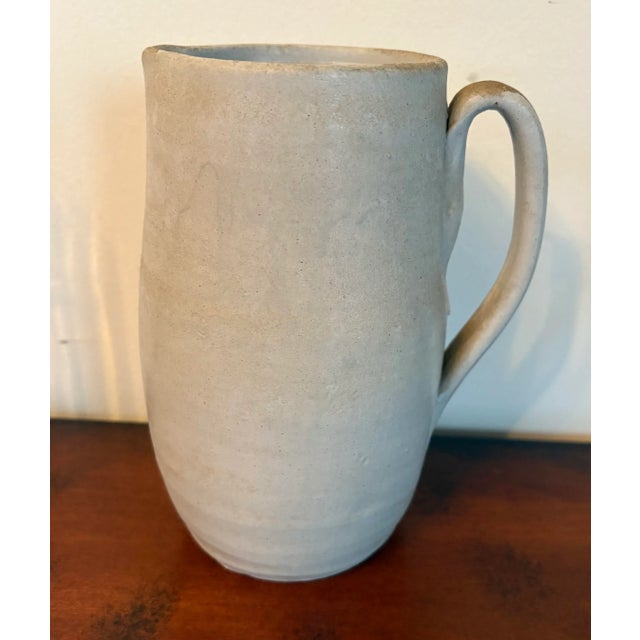 This handmade stoneware mug by Williamsburg Pottery (USA) reflects the brand’s mid-century commitment to functional studio...