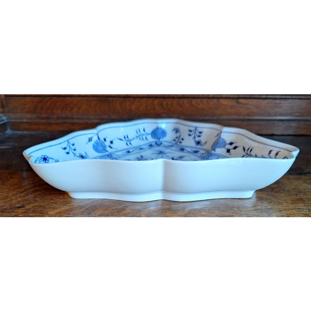 Vintage Triangular Zwiebelmuster Serving Bowl from Meissen, 1970s For Sale - Image 4 of 7