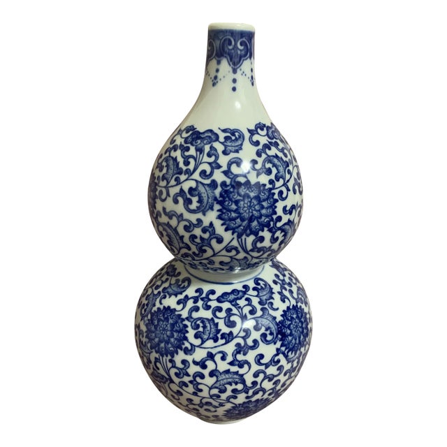 Mid 20th Century Chinese Porcelain Blue and White Double Gourd Vase For Sale